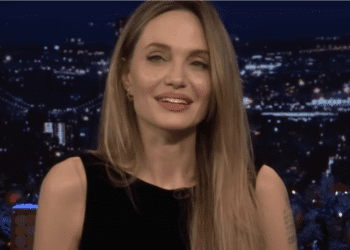 Angelina Jolie regresa a la televisión, ¡y lo hace descalza!