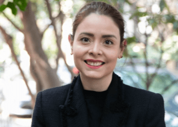 Grafóloga confronta a Maryfer Centeno en la FIL y expone su falta de profesionalismo