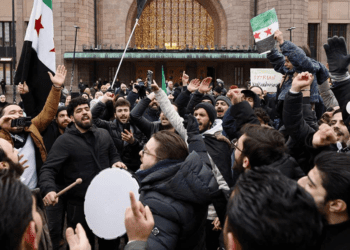 Sirios celebran la caída del presidente Bashar Al Assad