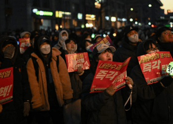 Protestan con K-pop, villancicos y guillotinas contra presidente de Corea del Sur