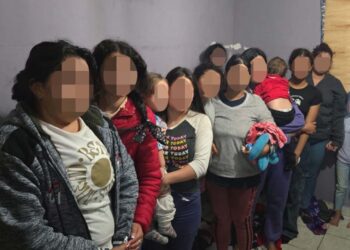 Liberan a 24 migrantes en Reynosa; arrestan a dos coyotes