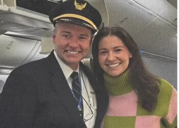 Mujer dona médula ósea a un piloto y años después se reencuentran en un vuelo