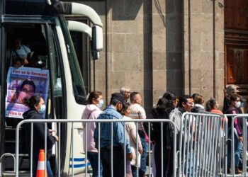 Padres de normalistas se reúnen con Sheinbaum en Palacio Nacional