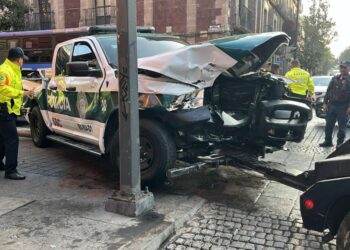 Patrulla se salta el alto y choca en el centro de CDMX