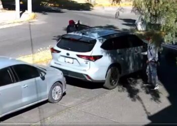 Roban camioneta a mujer con violencia en Naucalpan a plena luz del día