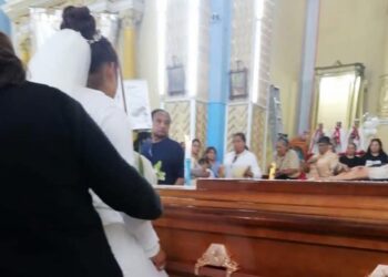Vestida de novia, despide a su prometido en su funeral