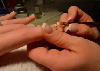 Mujer termina en el hospital tras confundir pegamento para uñas con gotas para ojos