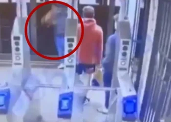 Tragedia en metro de NY: Hombre empuja a otro a las vías