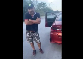 Exhiben a hombre por tirar basura en río