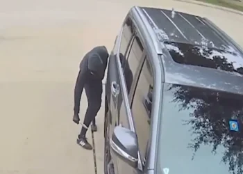 Atrapan a vándalo que acuchilló llantas de 30 vehículos