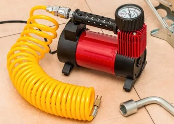 Dos hombres inyectan aire en el recto a empleado