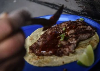 Asaltan taquería en Puebla; amenazan con degollar a cliente