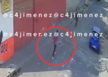 Sujeto le roba aretes a una abuelita en Edomex