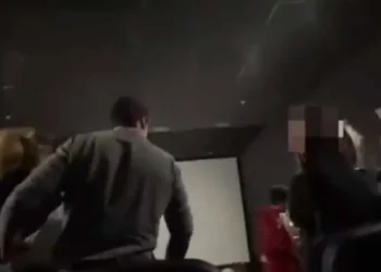 Mujer agrede a adolescente por reírse en función de Nosferatu