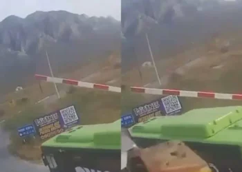 Chofer imprudente intenta ganarle el paso a tren en Nuevo León