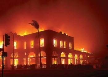 Infierno en LA arrasa con mansiones de famosos