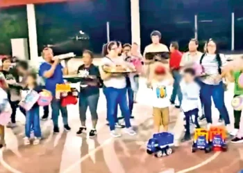 Narco regala roscas y juguetes a niños