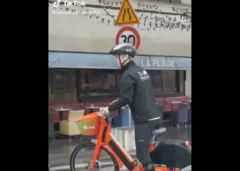 Pelea épica entre ciclista y automovilista