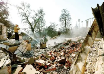 Saquean casas afectadas en Los Ángeles; detienen a 20 personas