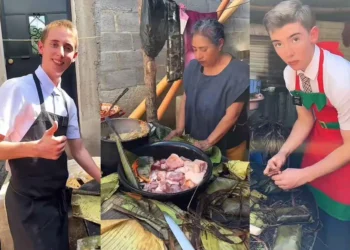 Jóvenes misioneros ayudan a señora a hacer tamales