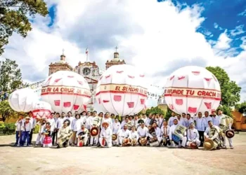Las marmotas de Oaxaca: tradición y baile con una esfera monumental