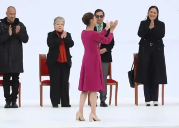 Ariadna Montiel acompaña a Sheinbaum en el Zócalo