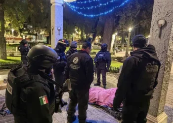 Dan cobijas a personas en situación de calle por frio
