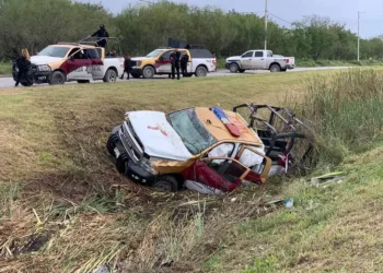 Vuelca patrulla en persecución contra sujetos armados