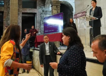 Activista reclama a Bertha Alcalde en Foro Público