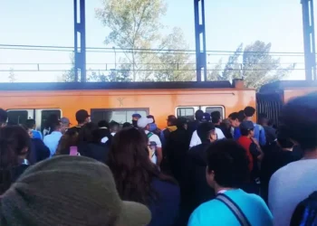 Evacúan a usuarios de la Línea A del Metro CDMX, generando caos