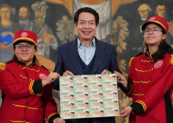 Mario Delgado devela billete de Lotería Conmemorativo