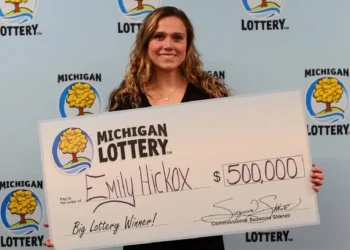 Regalan boleto de lotería a mujer, ¡gana 500 mil dólares!