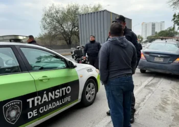 Abandona a bebé en auto para ir por gasolina