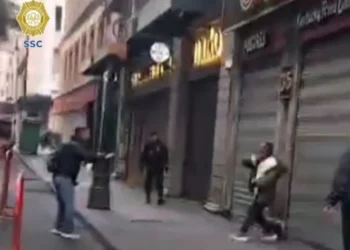 Hombre con cúter en mano en el Zócalo CDMX