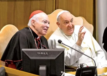Cardenal Carlos Aguiar presentó su renuncia como arzobispo: el papa Francisco le pide continuar
