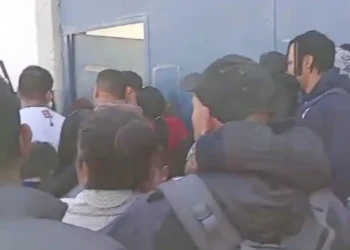 Migrantes hacen largas filas en la COMAR de Naucalpan