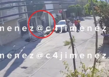 Víctima de asalto avienta mochila con dinero a casa