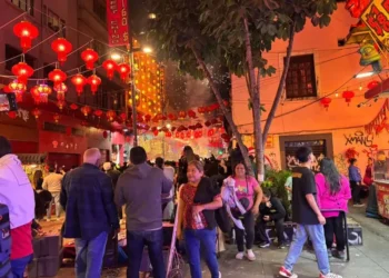 Personas reciben Año Nuevo Chino en CDMX