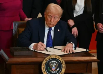 Trump quita fondos a colegios que enseñen la “teoría crítica de la raza”