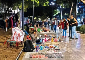 Ambulantes se niegan a dejar Alameda Central
