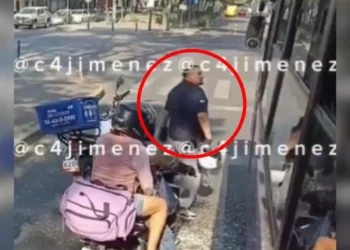 Repartidor lanza su casco contra un autobús