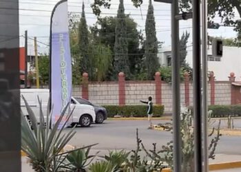 Tras accidente, niño controla el tráfico en Culiacán