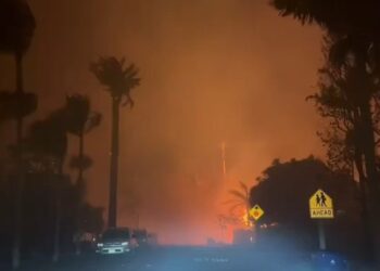 Imparable incendio se acerca a California