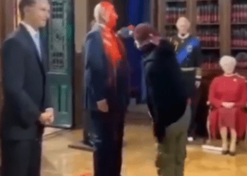 Activista destruye la figura de Primer Ministro de Israel en Museo de Cera