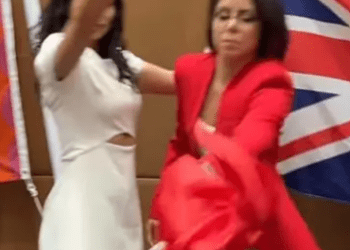 Exgimnasta avienta la bandera de México