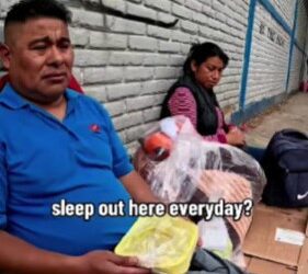 Influencer regala 10 mil pesos a familia que esperaba afuera de hospital