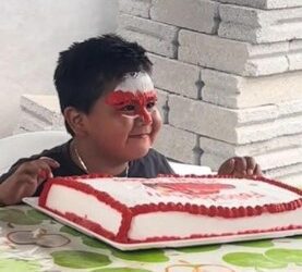 Niño se empuja para darse un pastelazo