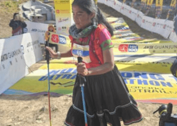 Corredora rarámuri completa Ultramaratón de Hong Kong