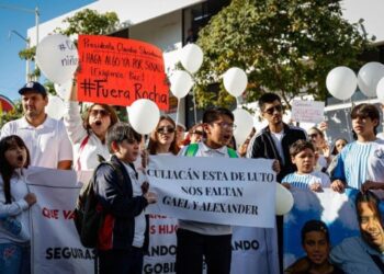 Marcha pacífica termina en violencia en Culiacán