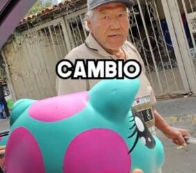 Hombre intercambia todo su puesto por una alcancía